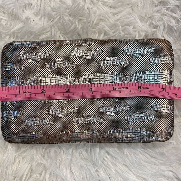 💥Host Pick!💥 Vintage Y2K Holographic Silver Snakeskin Clutch - Picture 7 of 10